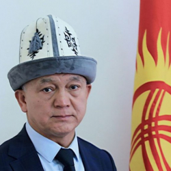 ВИДЕО - Пархат Тулендыбаев гимнди түнү бою жаттап келип, аткарып берди