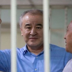 Текебаев калкан безиндеги шишикке операция жасоого макулдук бербей жатат