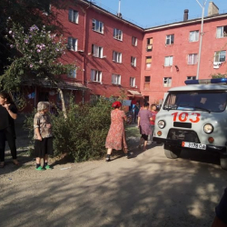 ВИДЕО: Ошто эне колундагы баласы менен төртүнчү кабаттан бой таштады