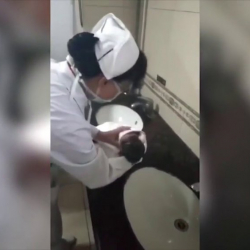 ВИДЕО: Унитазга ташталган ымыркайды медайымдар сактап калышты.