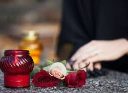 Камалган экс-премьердин аялы көз жумду