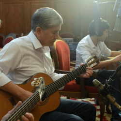 Гүлжан Шерипбаева: "Маdе in Atambaev" деген шинелден чыккандар өздөрүнүн өткөнүн эстесинчи"