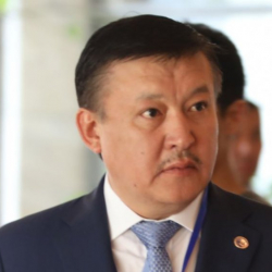 Ахматбек Келдибеков: “Атамбаевге наам бербей туруп камаш керек”