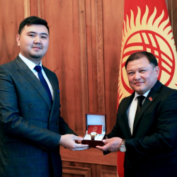 Дастанбек Жумабеков бизнес өкүлдөрүн Ишкерлер күнү менен куттуктады