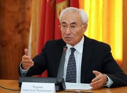 Муралиев кимге кеңешин берип жүрөт?