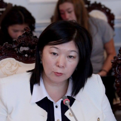 Зуура Каденованын орулуу абалын атайын саясатташтырып, Кылыч Султан өзү атайын учуп келип