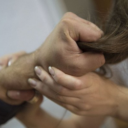 ВИДЕО: 17 жаштагы келин кайнененин чачын жулуп, башын жарып, тишин талкалап салды