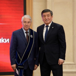 Сооронбай Жээнбеков кыргызстандыктарга  Кыргыз Республикасынын мамлекеттик  сыйлыктарын тапшырды