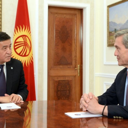 Сооронбай Жээнбеков Монголиянын экс-президенти Намбарын Энхбаярды кабыл алды