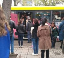 Кош бойлуу аял коомдук транспорт күтүп турган жерде эсин жоготту