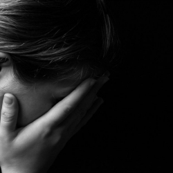 Ачыгын айтканга күчүм жетпей жатат. Кыздык тиктирип, алдап тийип алсамбы?!