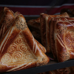 СҮРӨТ: Ош базарындагы "өзгөчө" нандар