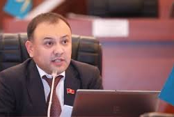 Депутат президенттин учагынан уялат