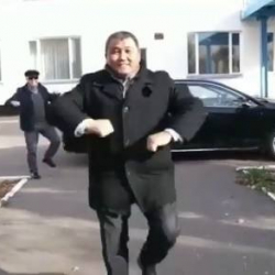 ВИДЕО: Унаасынан түшүп иш бөлмөсүнө чейин бийлеп барган депутат ректор күндүн жылдызы