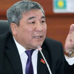 Рыскелди Момбеков: Эл кыйналып, Ак үйдүн алдына митингге чыкканы жатат