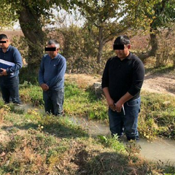 Жергиликтүү аткаминерлер 6 эркекти суу толгон арыкка түшүрдү