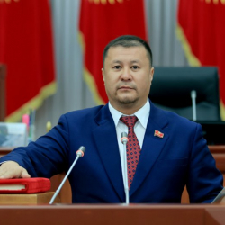 Акылбек Жамангуловдун ордуна келген Нурбек Тотонов парламентте ант берди