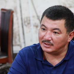 Бек Борбиев: "Атамбаев мага бут тосуу кылгандарын эске албай ырдап бермекмин. Бирок ал чакырбайт да.."