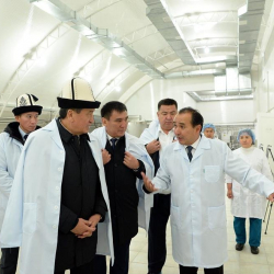 ФОТОРЕПОРТАЖ: Президент Сооронбай Жээнбеков: "Ишкана ачкан жана жумушчу орундарын түзгөн ишкерлер биздин өлкөдө эл сыйлаган эң кадырлуу адамдар болушу керек"