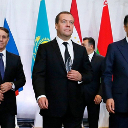 Дмитрий Медведевдин Астанага тагып келген галстугу талкууга түштү