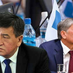 Света Тойгонбаева, төлгөчү: “Атамбаев чабуул катуулаганда президенттин алдына документ таштайм деп камданып жатат” 