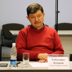 Табылды Акеров: “Атамбаев эрегишти улантса, партия майдаланып, саясий аренадан жок болуп кетиши мүмкүн”