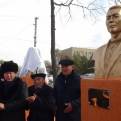 Алиясбек Алымкулов көзү тирүү кезинде өзүнө эстелик тургузду