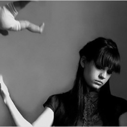 Кайын сиңдим эмизип олтурган баламды ыргытып салды..