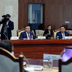 Фото — Президент Сооронбай Жээнбеков өлкөнүн мурдагы төрагалары жана премьер-министрлери менен жолугушууда