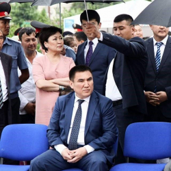 Сарыбашев Кыргызстандагы эң көп сындалган аткаминерлердин бири