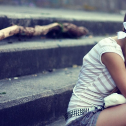 16 жаштагы өспүрүм 13 жаштагы кызга мүчөсүн карматкан