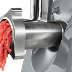 Бишкекте 5 жаштагы кыз колун эт туурагычка салып жиберген