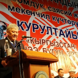 Азимбек Бекназаров: "Биз эки жакка талтайбай, бутубузду Жээнбеков тарапка тартып алдык"