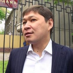 Соттун чечими менен Cапар Исаков камакта 5-январга чейин калтырылды