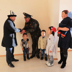 Төрага УКМК кызматкерлерине жаӊы батирлердин ачкычын тапшырды