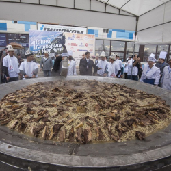 ВИДЕО: Бир тонна Беш бармакты, бир казанга батырган мыктыларга Гиннестин расмий сертификаты тапшырылды