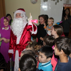 “Өзгөчө” балдарга Жаңы Жылга белек