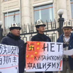 Митинг: "Кайра тарбиялоочу лагерге” түшкөн кыргыз, казак жана башка улуттардын абалына көңүл бурууга чакырган акция