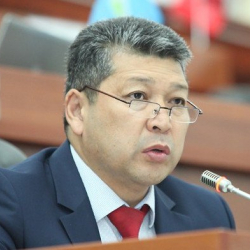 Зиядин Жамалдинов: "Мектептерде пенсия курагындагылар жумуштан кетип жатканда, туугандарын өз ордуна коюп кетишүүдө"