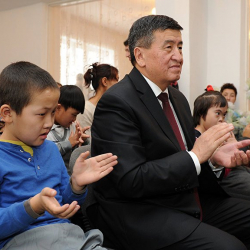 Сооронбай Жээнбеков өлкөдөгү айрым социалдык мекемелерге акчалай жардам бөлдү