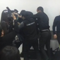 ВИДЕО:"Атамбаевсиз КСДП" кыймылы уюштурган пресс-конференцияда тараптар мушташа кетти