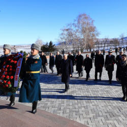 Бинали Йылдырым баштаган делегация “Ата-Бейит” мемориалдык комплексинде болду