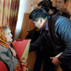 Министр Улукбек Кочкоров Бишкек карылар үйүндөгү Ч.Айтматовдун 99 жаштагы мугалиминен кабар алды