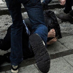 Жабырлануучу: "Белгисиз тарапка алып барып колун байлап, учтуу буюм менен кескилегендин арасында чет элдик жаран бар"