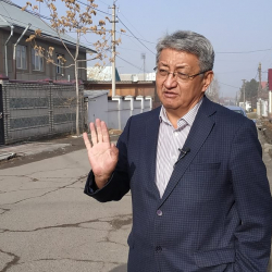 Алмазбек Акматалиев: "Атамбаев Жээнбековду ыңгайсыз абалга калтыруу үчүн Бабановду пайдаланууда"