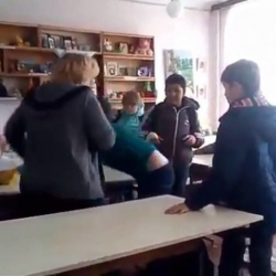 Таласта 7-класстын окуучусу мугалими сабап ооруканага түштү 