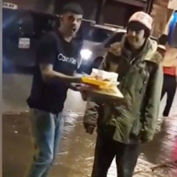 ВИДЕО: Үй-жайсыз адамдарды шылдыңдаган жаран коркутууга кабылды