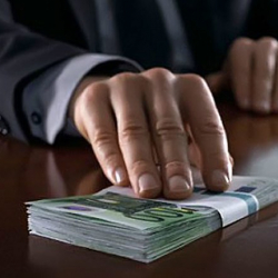 Дагы бир мамлекеттик кызматкер "пара" менен кармалды 