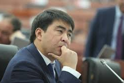 Жанар Акаев баралына жеткенде Текебаев менен Мадумаровдон ашат