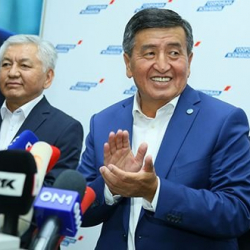 Сооронбай Жээнбеков: "Бийликте бир жыл". Журналисттер суроолорун камдашууда